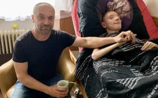 Pomozme Adamovi a jeho tatínkovi zvládnout těžký životní boj