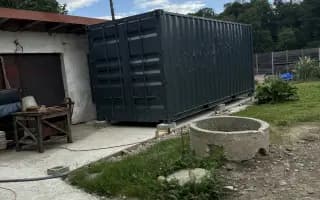 Pomoc pejskům: kontejner na granulky a suchá zásoba uhlí