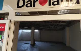 Toxický kouř zničil prodejnu Daroland. Pomozte Lucii začít znovu.