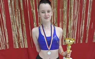 Pomoc pro třináctiletou sportovkyni bez ruky