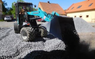 Dláždění klášterního areálu bosých karmelitek